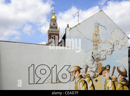 Wandbild auf einer Wand in der französischen Stadt Albert, zum Gedenken an die Schlacht an der Somme mit der Basilika Notre-Dame-de-Brebières Stockfoto