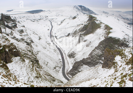 Ein Blick auf Winnats-Pass im Winter, in der Nähe von Castleton, High Peak, Derbyshire, England UK Stockfoto