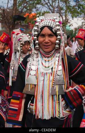 Elk208-1180v Thailand, Chiang Mai, Blumenfest, Parade Teilnehmer Porträt Akha-Frau in traditioneller Kleidung Stockfoto