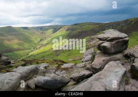 Grindsbrook Clough schneiden durch den südlichen Rand der Kinder Scout, beim Klingeln Roger, Peak District National Park gesehen Stockfoto