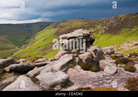 Stürmischer Himmel über Kinder Scout im Peak District National Park, von dem Felsvorsprung von Klingeln Roger gesehen Stockfoto