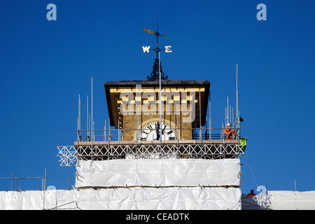 Gerüst auf dem Uhrturm der Kings Cross Station unter Sanierung (Februar 2012) Stockfoto