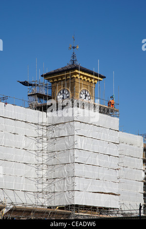 Gerüst auf dem Uhrturm der Kings Cross Station unter Sanierung (Februar 2012) Stockfoto