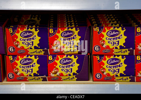 Cadbury Creme Eiern in eine britische Supermarktkette Stockfoto