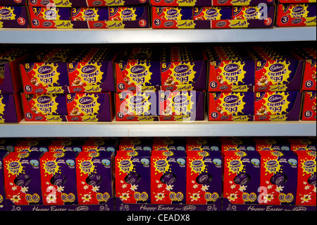 Cadbury Creme Eiern in eine britische Supermarktkette Stockfoto