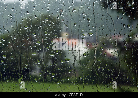 Blick auf kleine Dorf durch Carglass im Regen im Sommer Stockfoto