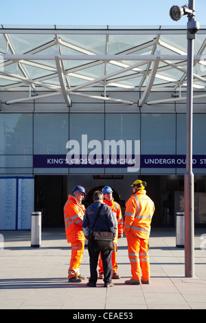 Bauarbeiter vor Eintritt der neuen Kings Cross Station (Februar 2012) Stockfoto