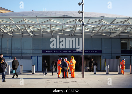 Bauarbeiter vor Eintritt der neuen Kings Cross Station (Februar 2012) Stockfoto