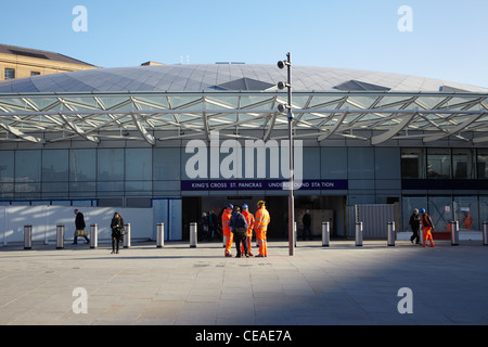 Bauarbeiter vor Eintritt der neuen Kings Cross Station (Februar 2012) Stockfoto