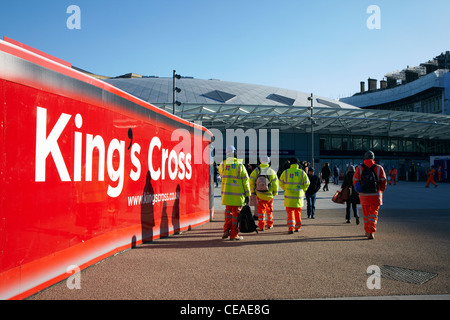 Bauarbeiter vor Horten außerhalb des neuen Königs Cross Bahnhof Eingang (Februar 2012) Stockfoto