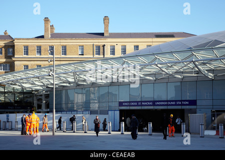 Der neue König Cross Bahnhof Eingang, mit den alten Bahnhof hinter gesehen. (Februar 2012) Stockfoto