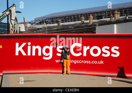 Bauarbeiter vor Horten außerhalb des neuen Königs Cross Bahnhof Eingang (Februar 2012) Stockfoto