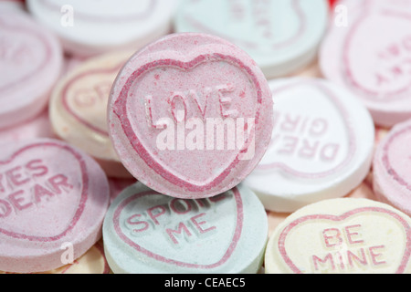 rosa Liebe unter Liebe Herz Süßigkeiten Stockfoto