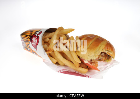 Burger King Ausschreibung scharfe chicken Sandwich auf handwerkliche Rolle mit Pommes frites auf weißem Hintergrund Ausschnitt Stockfoto
