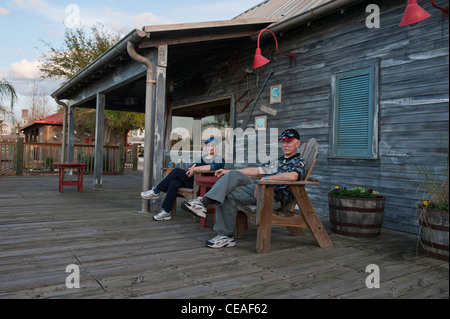 Ein Ehepaar im Ruhestand entspannen Sie sich auf der Promenade am See Sumter Landing in The Villages, eine 55 und vor Ruhestandsgemeinschaft in Fl Stockfoto