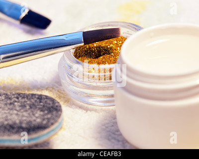 Detailansicht eines kleinen Teils von vielen Werkzeugen in der Nagel-Pediküre-Set... Stockfoto