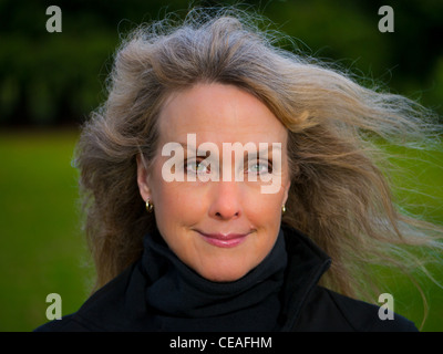Mittleren Alter schöne Frau Nahaufnahme stehend Stockfoto