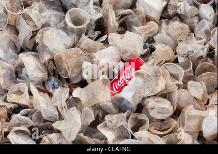 Ausrangierte Coca Cola können Getränke und Kunststoff Teetassen in der indischen Landschaft Stockfoto