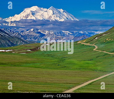 Denali, Mount McKinley und Thorofare Pass gesehen vom steinigen Hügel übersehen im späten Frühjahr, Denali Nationalpark und Reservat, Alaska Stockfoto