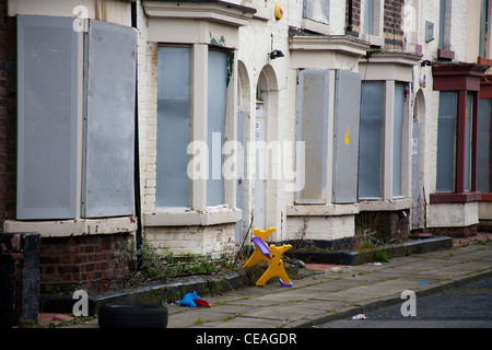 Fensterläden & verzinnt-oben Häuser wohnen in Cicley Street, Liverpool, Merseyside, Großbritannien Stockfoto