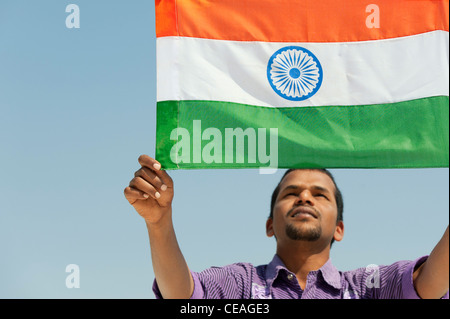 Indische Mann hält eine indische Flagge. Andhra Pradesh, Indien Stockfoto