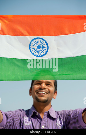 Indische Mann hält eine indische Flagge. Andhra Pradesh, Indien Stockfoto