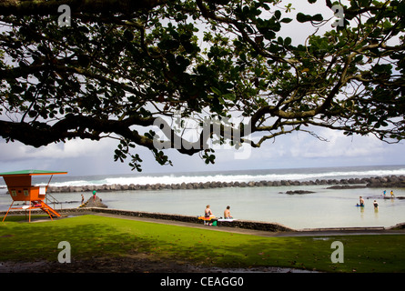 Keaukaha Beach Park ist einer von mehreren beliebten Bucht-Front-Parks in Hilo, Big Island, Hawaii Stockfoto