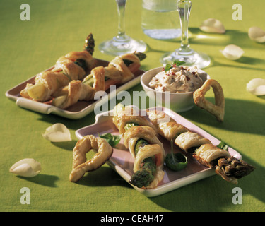 Spargel in Blätterteig-Mantel mit Tomaten-dip Stockfoto