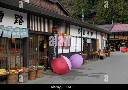 Sonnenschirme vor Souvenirshop im Narai-Juku Altstadt von Kisoji Nakasendo Nagano Japan angezeigt Stockfoto