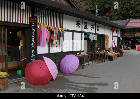 Sonnenschirme vor Souvenirshop im Narai-Juku Altstadt von Kisoji Nakasendo Nagano Japan angezeigt Stockfoto