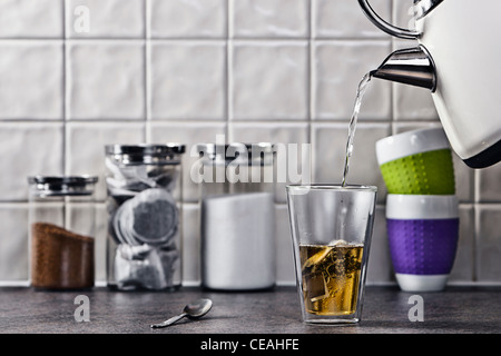 Gießen Sie eine Tasse Tee Stockfoto