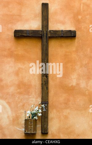 Christlichen Holzkreuz an einer Wand in Rom Italien Stockfoto