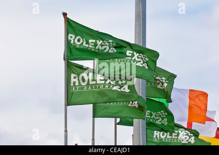 Grüne Rolex 24 in Daytona Fahnen fliegen über die Strecke auf dem Daytona International Speedway, Florida Stockfoto