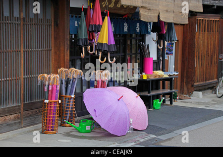 Sonnenschirme vor Souvenirshop im Narai-Juku Altstadt von Kisoji Nakasendo Nagano Japan angezeigt Stockfoto