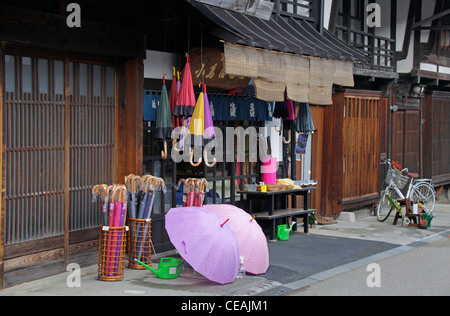 Sonnenschirme vor Souvenirshop im Narai-Juku Altstadt von Kisoji Nakasendo Nagano Japan angezeigt Stockfoto