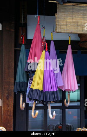 Sonnenschirme vor Souvenirshop im Narai-Juku Altstadt von Kisoji Nakasendo Nagano Japan angezeigt Stockfoto