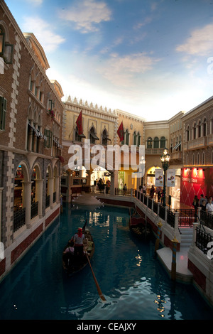 Gondel auf dem Canal Grande in der Shopping-Mall-Teil des Venetian Casino und Hotel-Komplex, Cotai Strip Macau SAR China Stockfoto