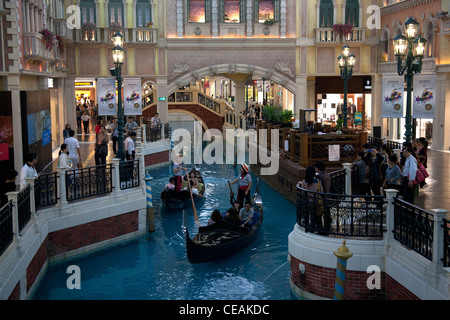 Gondel auf dem Canal Grande in der Shopping-Mall-Teil des Venetian Casino und Hotel-Komplex, Cotai Strip Macau SAR China Stockfoto