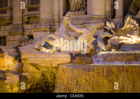 Der Trevi-Brunnen in der Mitte von Rom Italien die Fontana di Trevi Stockfoto