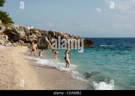 Touristen an einem Strand in Dingac Borak, Halbinsel Peljesac, Kroatien Stockfoto