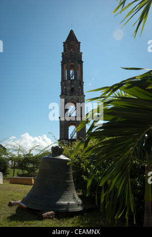 Iznaga Glockenturm und der Turm im Hintergrund in das Valle de Los Ingenios, Provinz Sancti Spíritus, Kuba Stockfoto