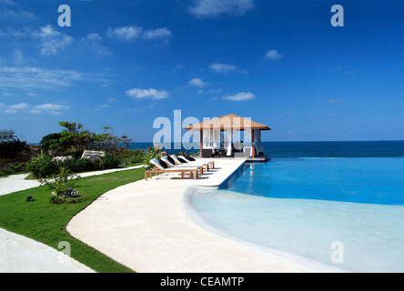 Gartenhäuser mit Schwimmbad in der Nähe Atlantik Stockfoto