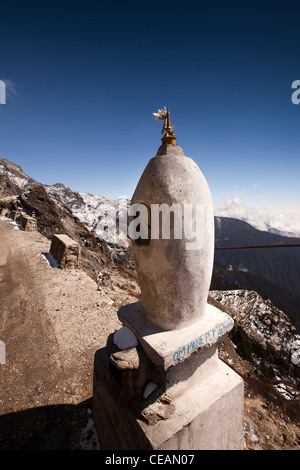 Indien, Arunachal Pradesh, weiß lackierte buddhistische Weihrauch Brenner Chorten neben Straße Sela Pass Stockfoto