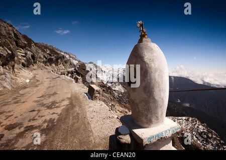 Indien, Arunachal Pradesh, weiß lackierte buddhistische Weihrauch Brenner Chorten neben Straße Sela Pass Stockfoto