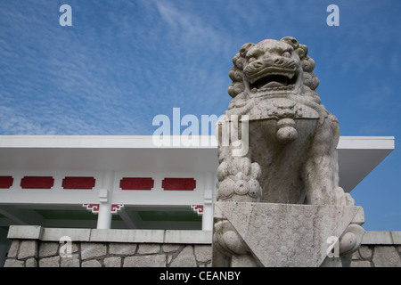 Traditionellen chinesischen Stil Löwenstatue am Pavillon an der Spitze des Victoria Peak, Hong Kong SAR China Stockfoto