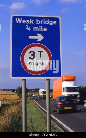 LKW vorbei Gewicht Grenze Beschränkung Warnzeichen von 3 Tonnen für Fahrzeuge auf Straße vor Leeds uk Stockfoto