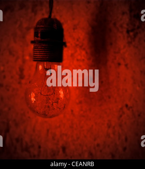 Nahaufnahme einer Glühbirne im Zimmer mit Rotlicht Stockfoto