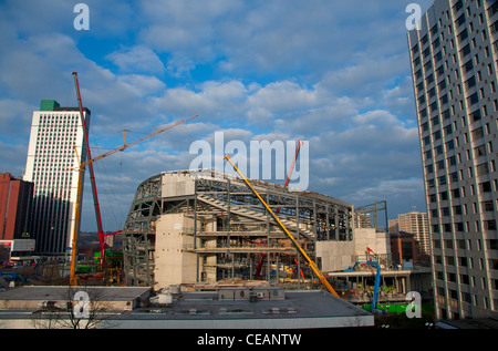 Riesen-Krane arbeiten am Bau des Leeds Arena Yorkshire UK Stockfoto