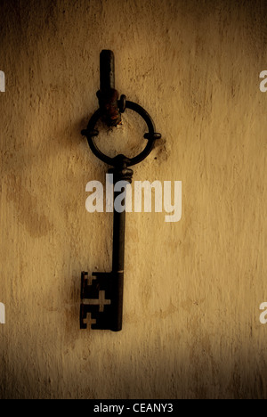 Großer Schlüssel hängen an der Wand in einer Kirche Stockfoto