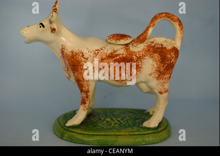 Antike viktorianische STAFFORDSHIRE TÖPFEREI COW CREAMER MILCHKRUG KRUG ABBILDUNG Stockfoto